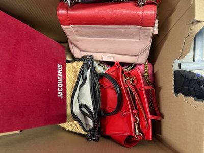 une boîte remplie de sacs à main qui se trouvent dans une boîte