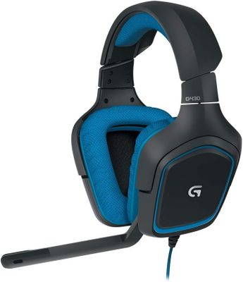 un gros plan d'un casque de jeu sur fond blanc