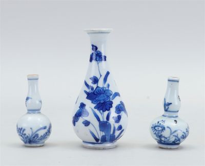 Petit vase bulbeux et élancé en porcelaine à décor floral. C…