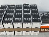 six cartons d'ocbb sont empilés les uns sur les autres