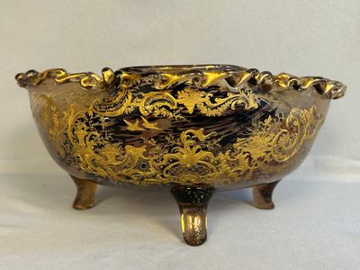 un bol doré et noir orné d'un dragon
