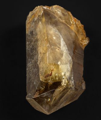 un gros plan d'un morceau de quartz jaune sur fond noir