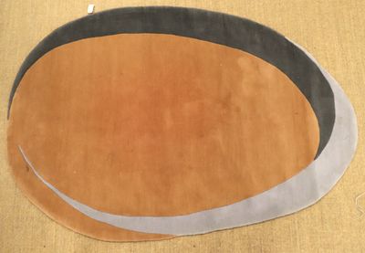 TAPIS MODERNE DE FORME OVALE GRIS ET ROSE, XXème