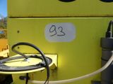un gros plan d'une machine jaune portant le numéro 23