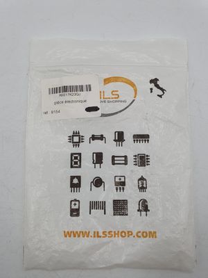 un gros plan d'un sachet de composants électroniques posé sur une surface blanche