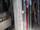 une pièce qui comporte de nombreuses fenêtres