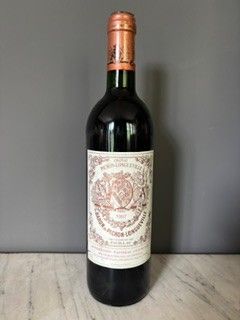 une bouteille de vin posée sur une table