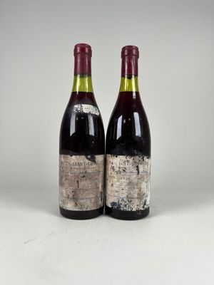 deux bouteilles de vin posées l'une à côté de l'autre sur une table