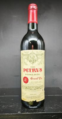 une bouteille de vin posée sur une table