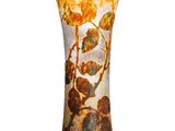 un vase posé sur une surface blanche