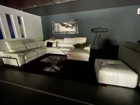 Grand canapé en cuir blanc formant un U avec pouf assorti + …