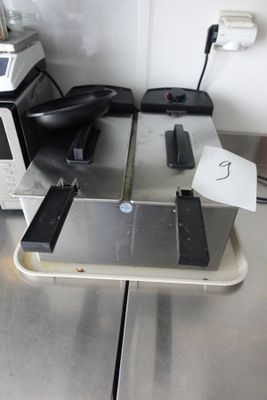 un appareil posé sur une table à côté d'un micro-ondes