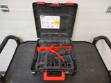 une caisse à outils avec des outils posés sur une table