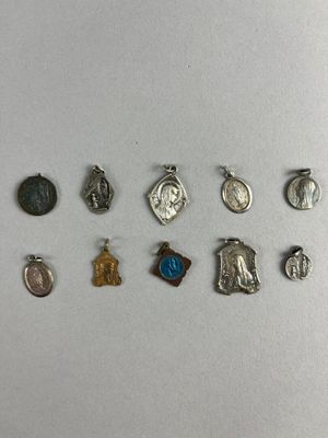 de nombreuses petites breloques en métal sur un fond blanc