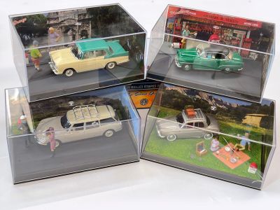 trois petites voitures dans une vitrine posée sur une table