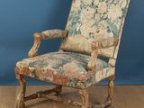 une vieille chaise recouverte d'un tissu à motifs floraux, recouverte d'un tissu à motifs floraux, recouverte d'un tissu à motifs floraux, recouverte d'un tissu à motifs floraux, recouverte d'un tissu à motifs floraux, recouverte d'un tissu à motifs floraux, recouverte d'un tissu à motifs floraux, recouverte d'un tissu à motifs floraux, recouverte d'un tissu à motifs floraux