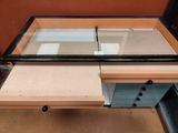 un bureau avec un plateau en verre et des tiroirs