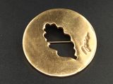 un gros plan d'une pièce d'or sur laquelle figure une carte
