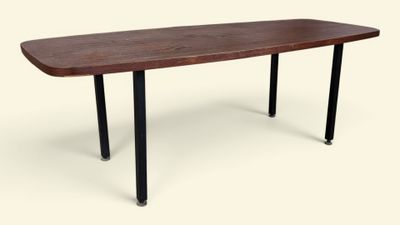 une photo d'une table en bois aux pieds noirs