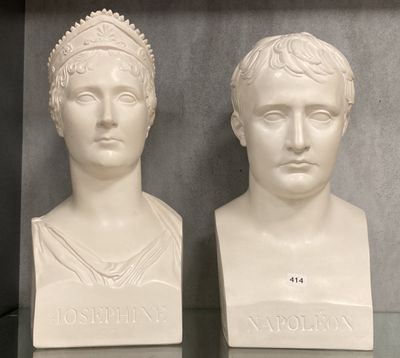 deux bustes blancs exposés dans une vitrine