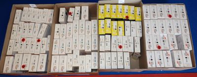 de nombreux paquets de cigarettes posés sur une surface bleue