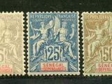 quatre timbres différents provenant de différents pays sur un fond noir