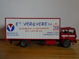 un camion jouet posé sur une table