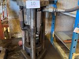 une machine posée sur une table dans une pièce