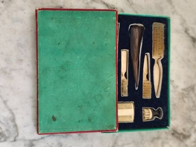 une boîte verte contenant un ensemble d'outils