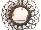 un miroir rond orné d'un motif circulaire