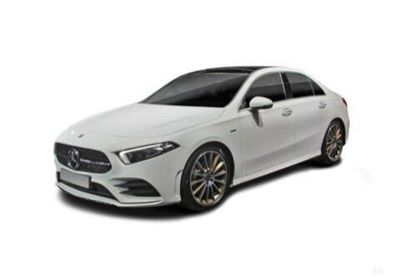 une Mercedes CLA blanche garée devant un fond blanc