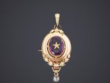 un pendentif en or et en améthyste orné d'une étoile