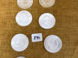 Plusieurs types de pièces sont exposés sur une table