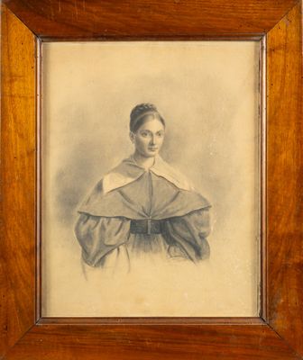 une vieille photo d'une femme en robe, un châle autour du cou