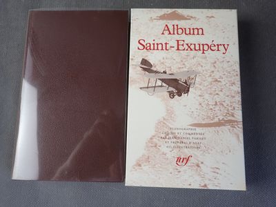 un livre sur lequel figure l'image d'un petit avion