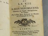 un livre ouvert avec une écriture dessus, posé sur une table