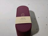 une boîte violette avec une étiquette, posée sur une table