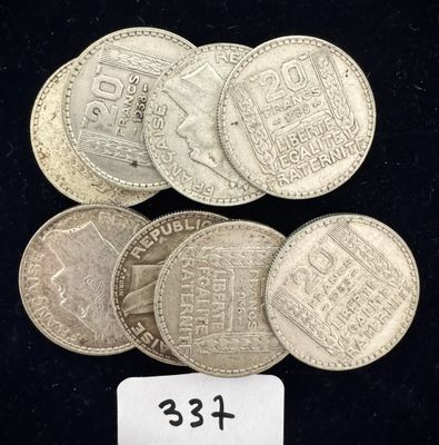 un gros plan sur une pile de pièces d'argent accompagnées d'une étiquette de prix