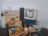 une table sur laquelle sont posés de nombreux livres et CD