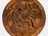 une image représentant une plaque en bois sur laquelle est représentée en relief une femme dans un bateau