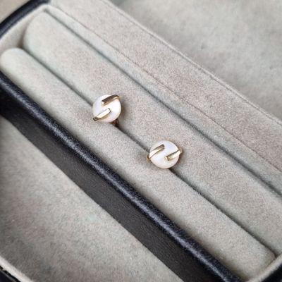 deux paires de boucles d'oreilles en perles dans un écrin noir