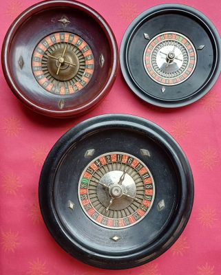 trois types différents de roulettes de casino sur une même table