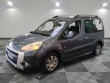 une photo d'une petite camionnette grise garée dans un garage