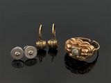une paire de boucles d'oreilles en or et diamants et une paire de boucles d'oreilles