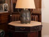 une lampe posée sur une table dans une pièce