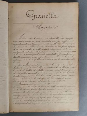 un gros plan sur un livre portant des inscriptions, posé sur une table