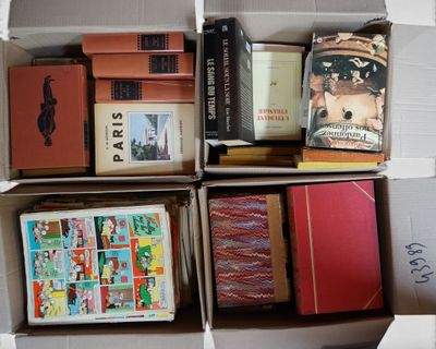 une boîte pleine de livres posée sur une table