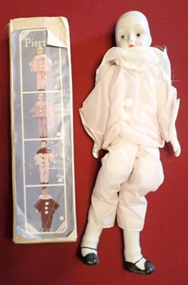 Pierrot triste, poupée tête biscuit dans sa boîte, H : 35 mm…