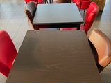 des tables et des chaises dans un restaurant donnant sur un champ verdoyant