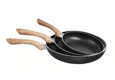 une paire de poêles à frire avec des manches en bois sur fond blanc